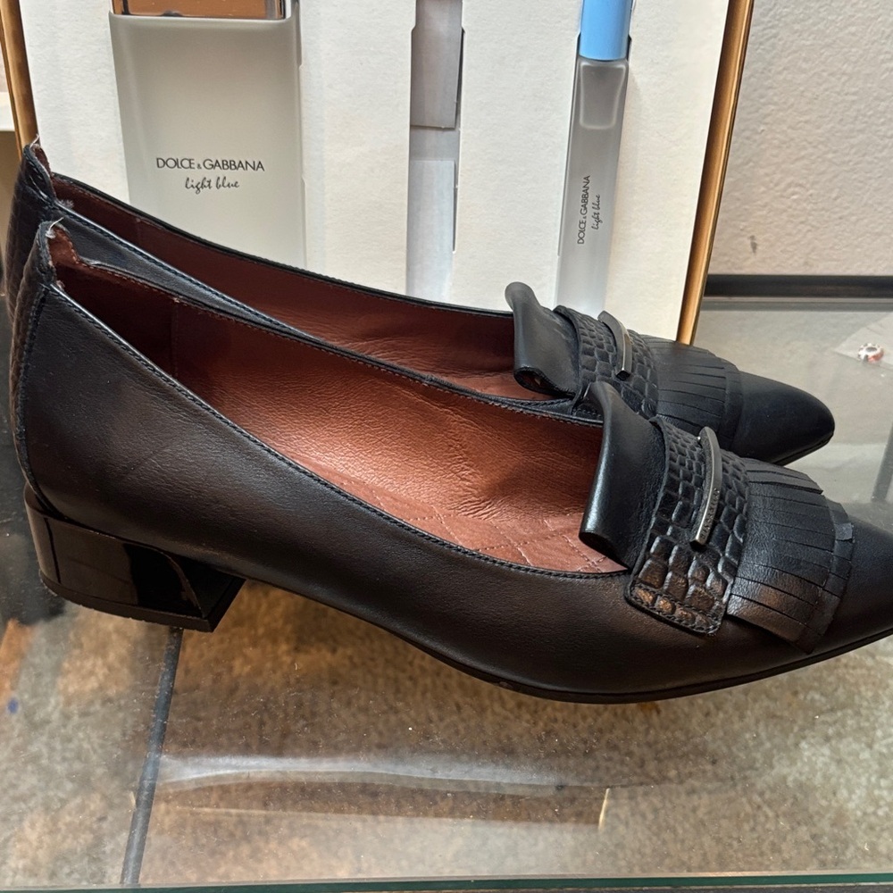 Chic Black Leather Loafers - Picture 3 of 5